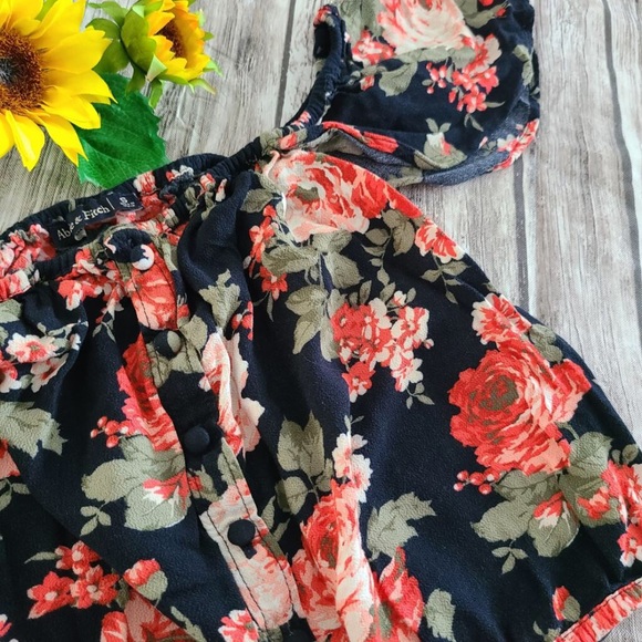 Abercrombie & Fitch — off shoulder crop top blouse - Picture 2 of 3